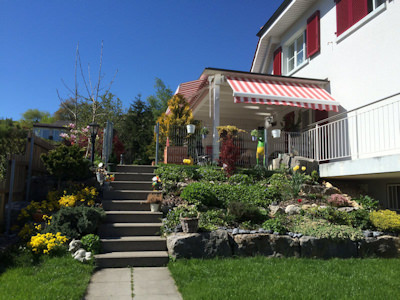 Sonnenstoren und Klappladen aus Aluminium